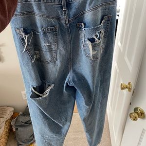 AMERICAN EAGLE MOM JEANS